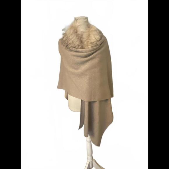 Adrienne Vittadini Elegant Beige Faux Fur Cape - Stylish Wrap for Any Occasion - Picture 5 of 8